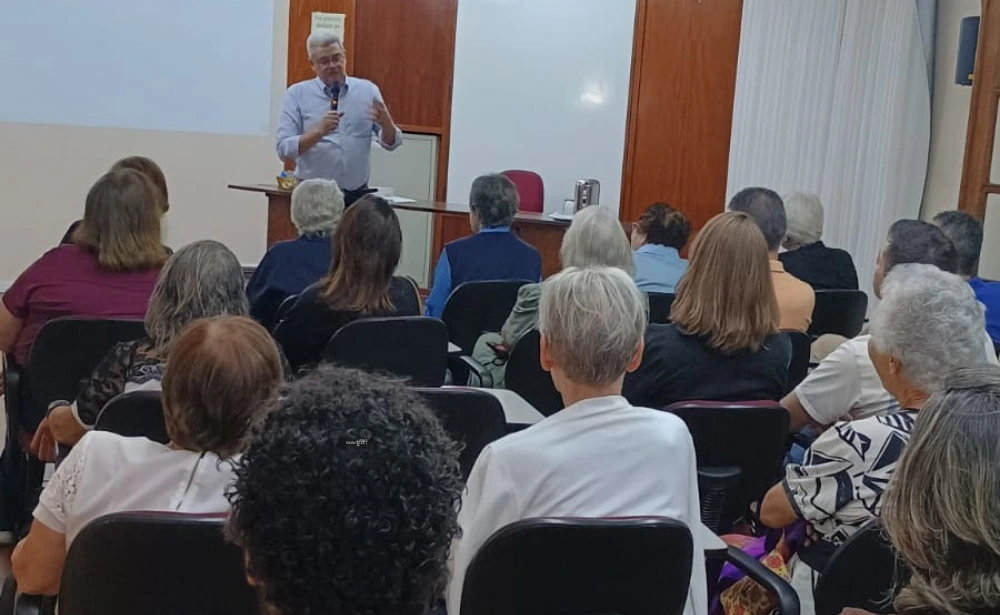 Centro Loyola de Belo Horizonte promove noite de autógrafos com o Pe. Laércio de Lima, SJ